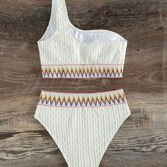 Bikini    - Picture 7 of 11